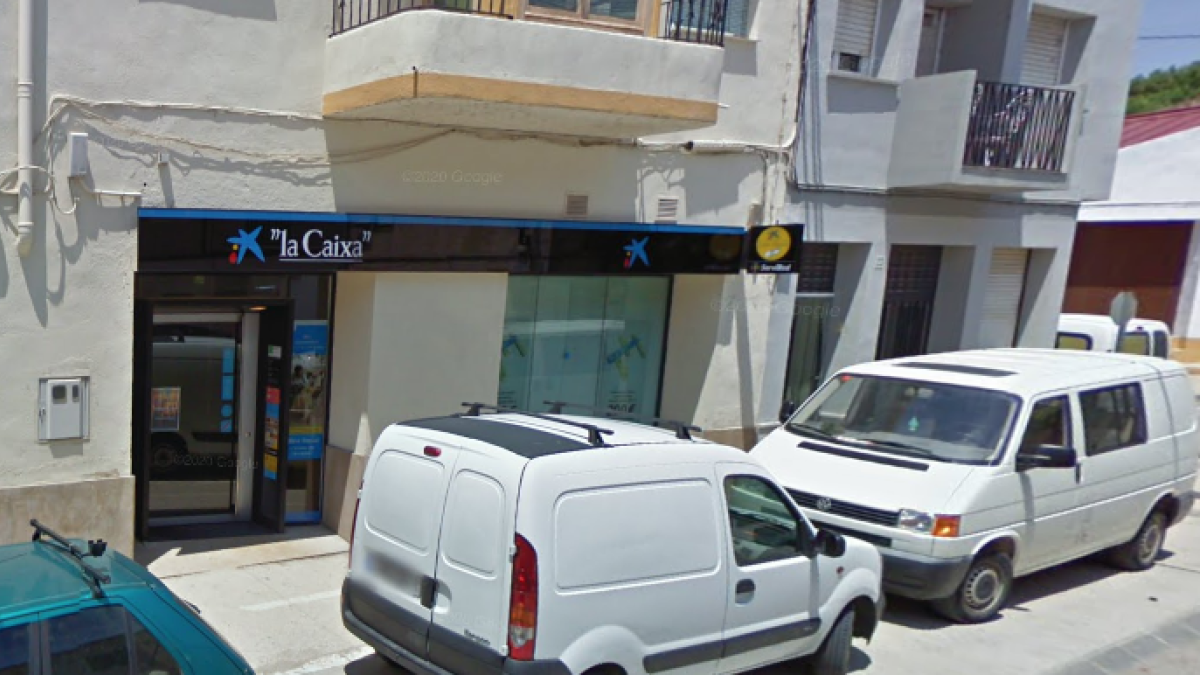 Imatge de l'oficina bancària de CaixaBank de Xerta que va patir l'atracament.