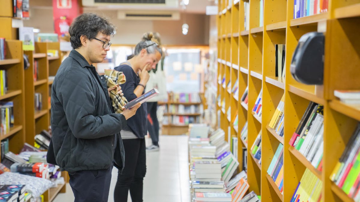 Dies abans de la Diada de Sant Jordi, la gent ja visita les llibreries per a veure'n les novetats.