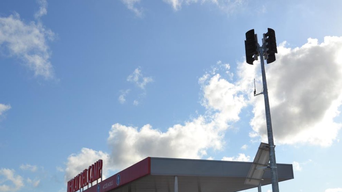 Imatgte d'una de le sirenes instal·lades al Mercat del Camp per avisar a la població