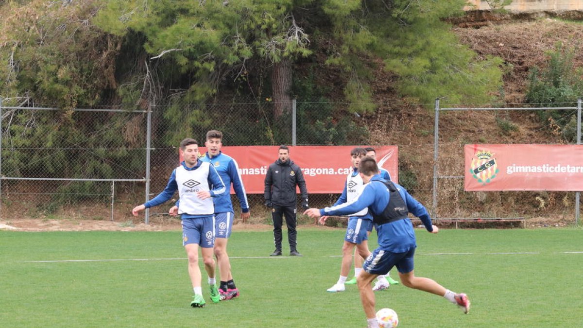 Los jugadores del Nàstic durante el primer entrenamiento con Dani Vidal como entrenador, el lunes.