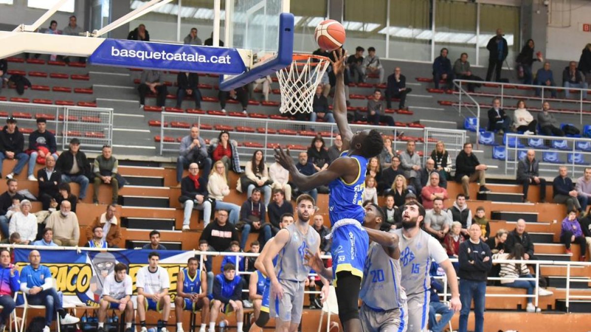 Ousmane Ndour durant una acció contra el Santfeliuenc.