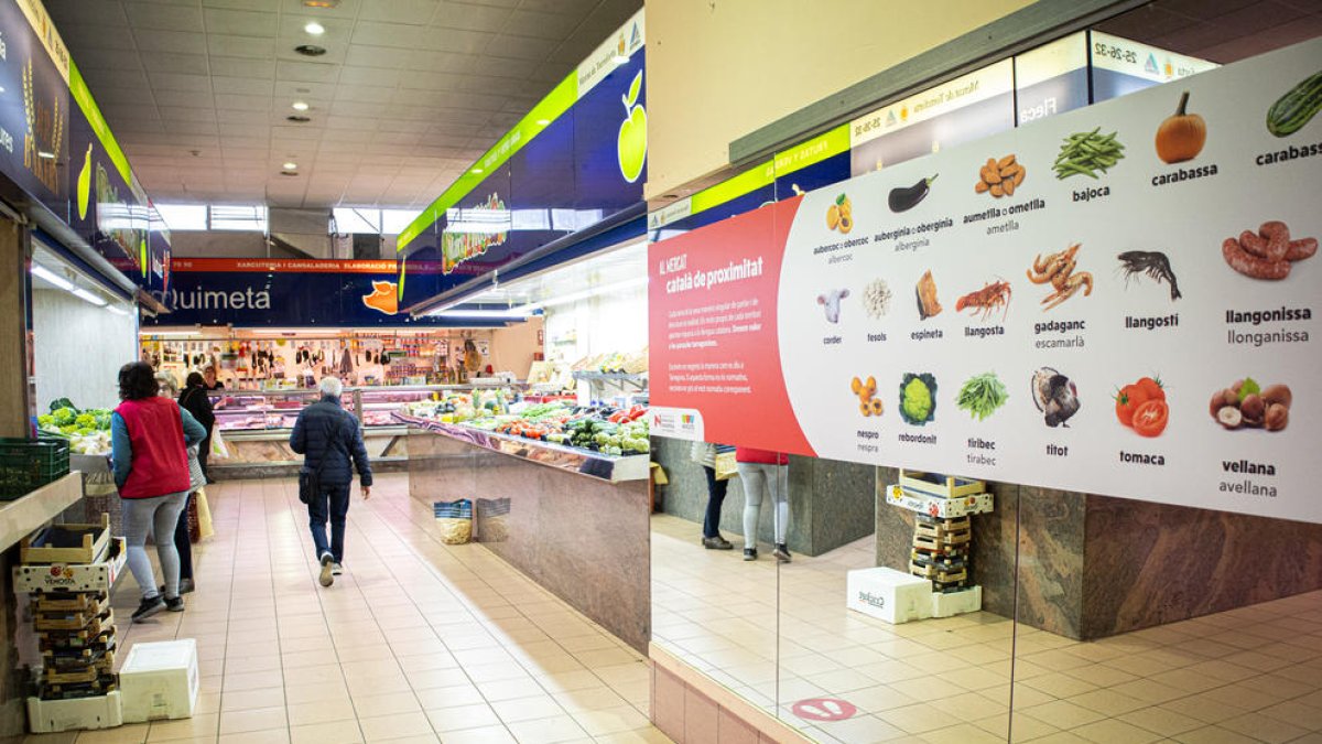 Panell informatiu del vocabulari tarragoní sobre aliments instal·lat al Mercat Central.