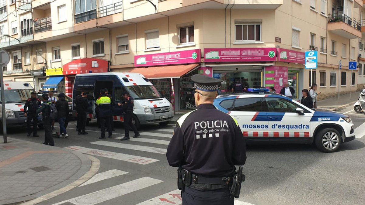 Operativo policial conjunto en Reus que inspeccionó siete locales de telefonía móvil.