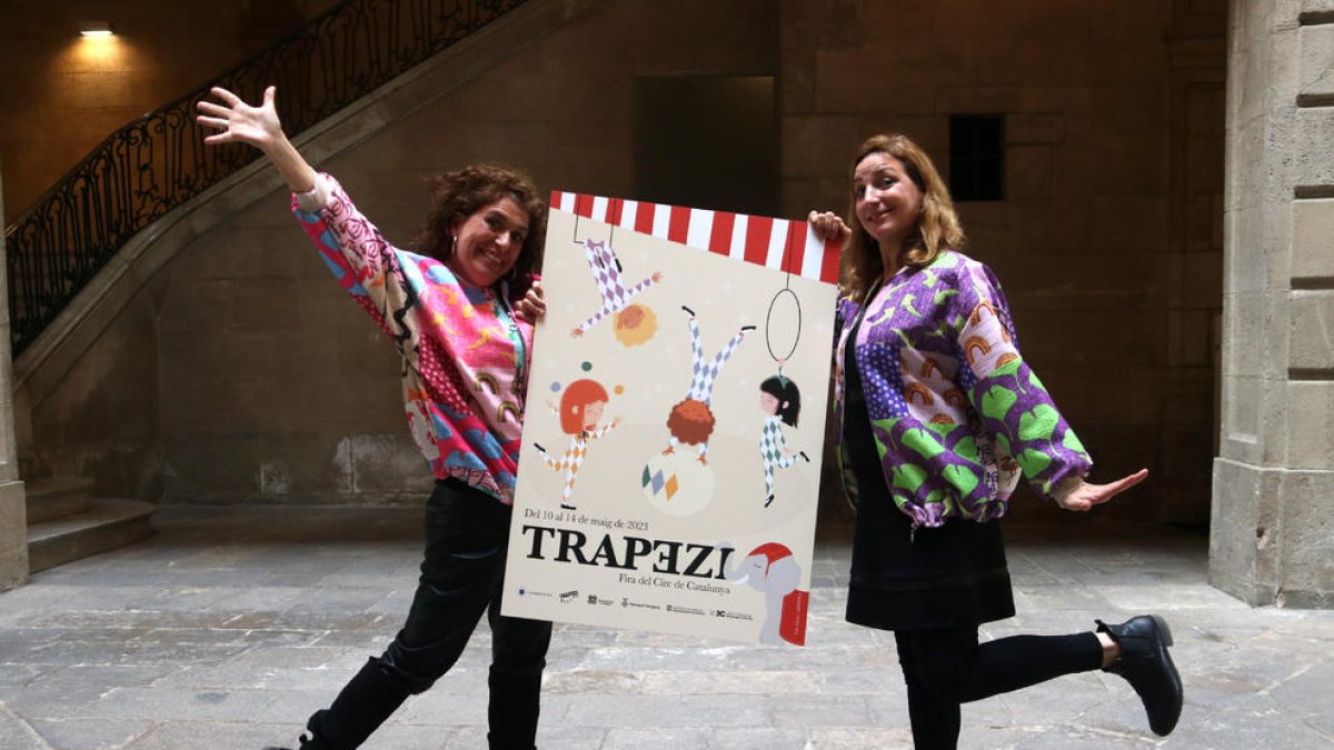 Les noves directores de la fira Trapezi de Reus, Alba Sarraute (dreta) i Cristina Cazorla, amb el cartell de la 27a edició.