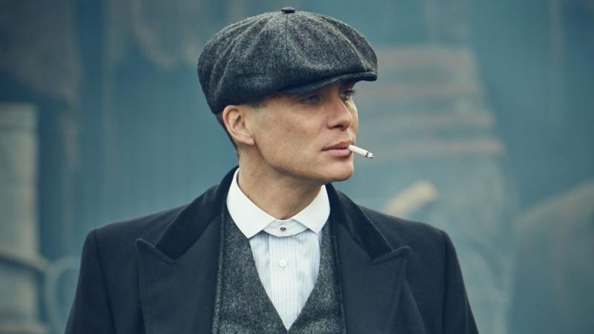 En la popular serie de Netflix Peaky Blinders, el protagonista, Thomas Shelby (interpretado por Cylian Murphy) se caracteriza por fumar con mucha asiduidad.
