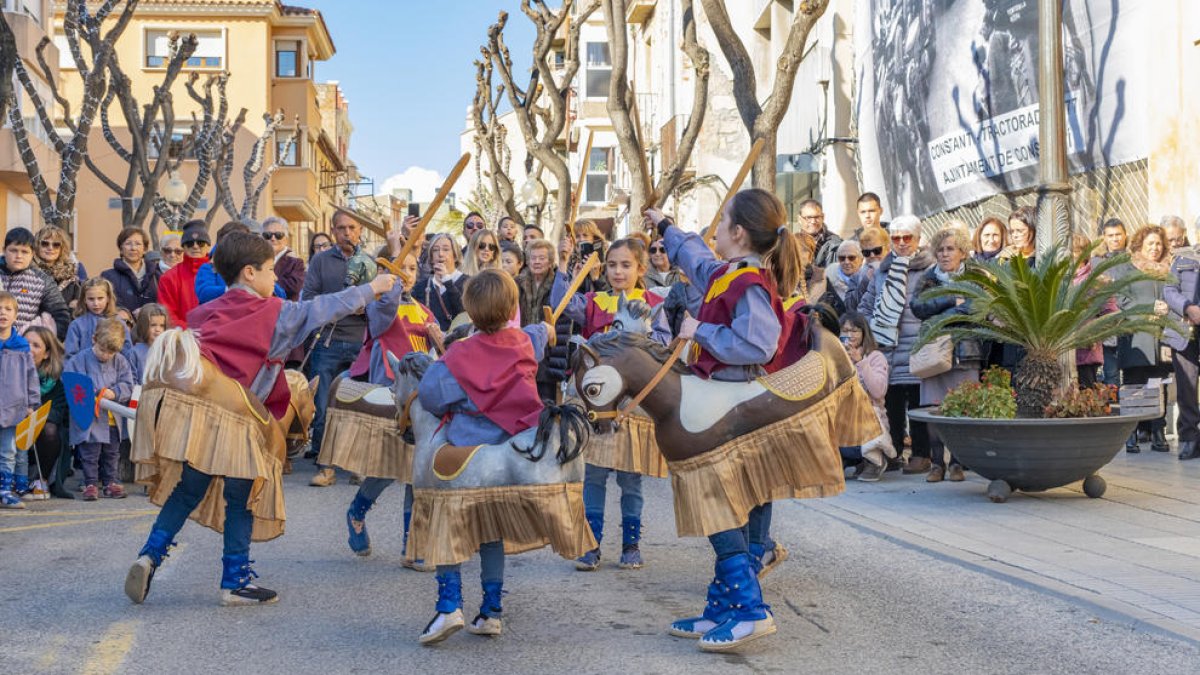 Niños llevando los nuevos caballetes.