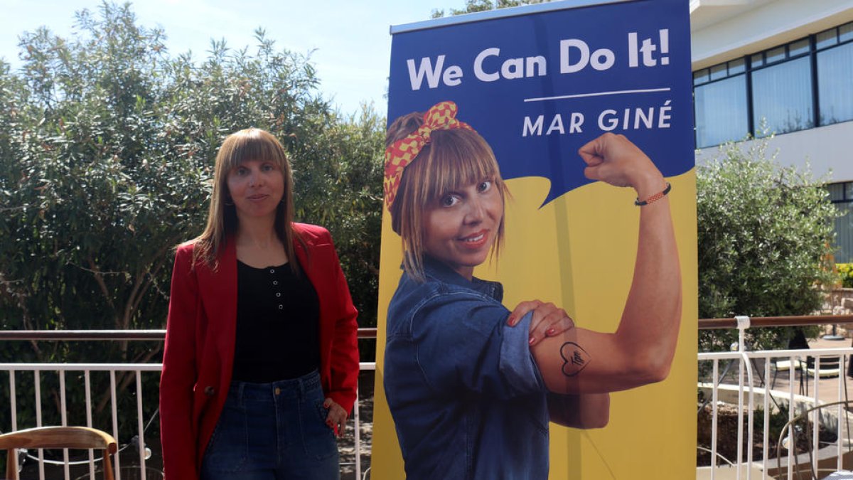 La candidata de Sí Tarragona-Ara Pacte Local, Mar Giné, al costat del cartell de la candidatura per a les eleccions 28-M.