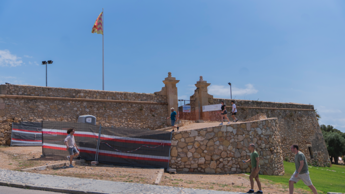 Durant els últims dies ja s'han col·locat tanques per tancar el perímetre del Forti de Sant Jordi.