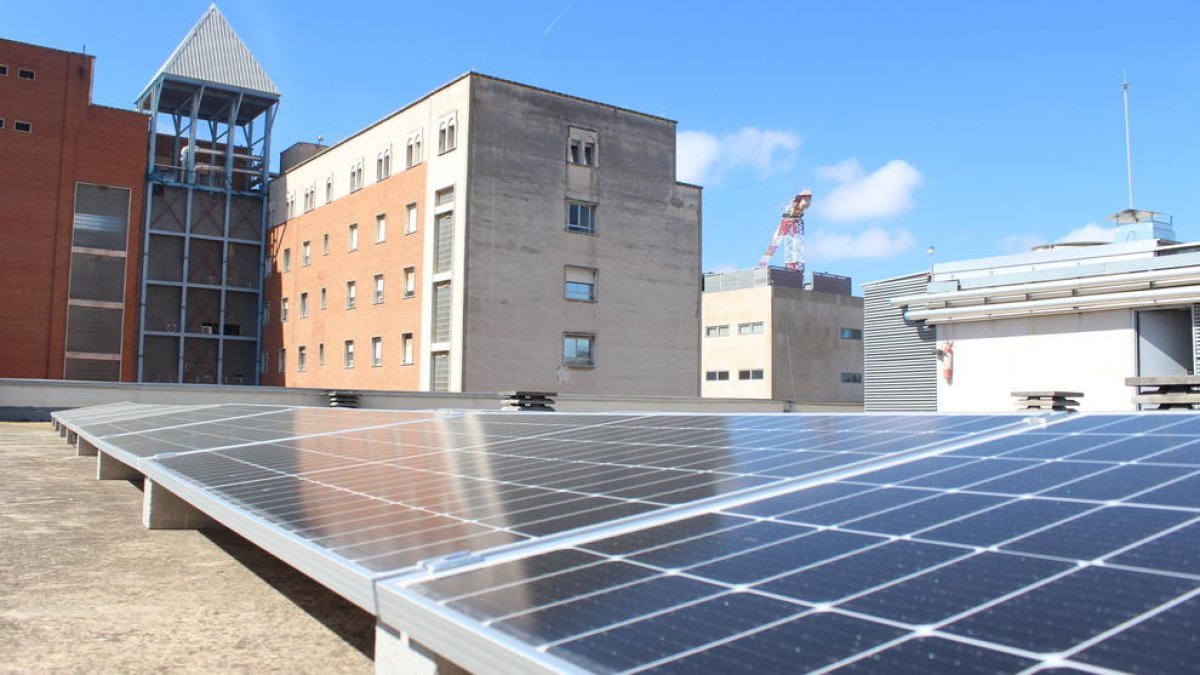 El Hospital Sociosanitario Francolí hace una clara apuesta por las energías renovables y el ahorro energético con la instalación de placas solares.