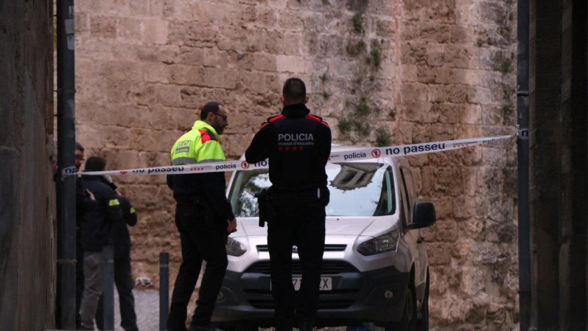 Agents dels Mossos d'Esquadra investigant la mort d'una persona carrer de l'Església de Valls.