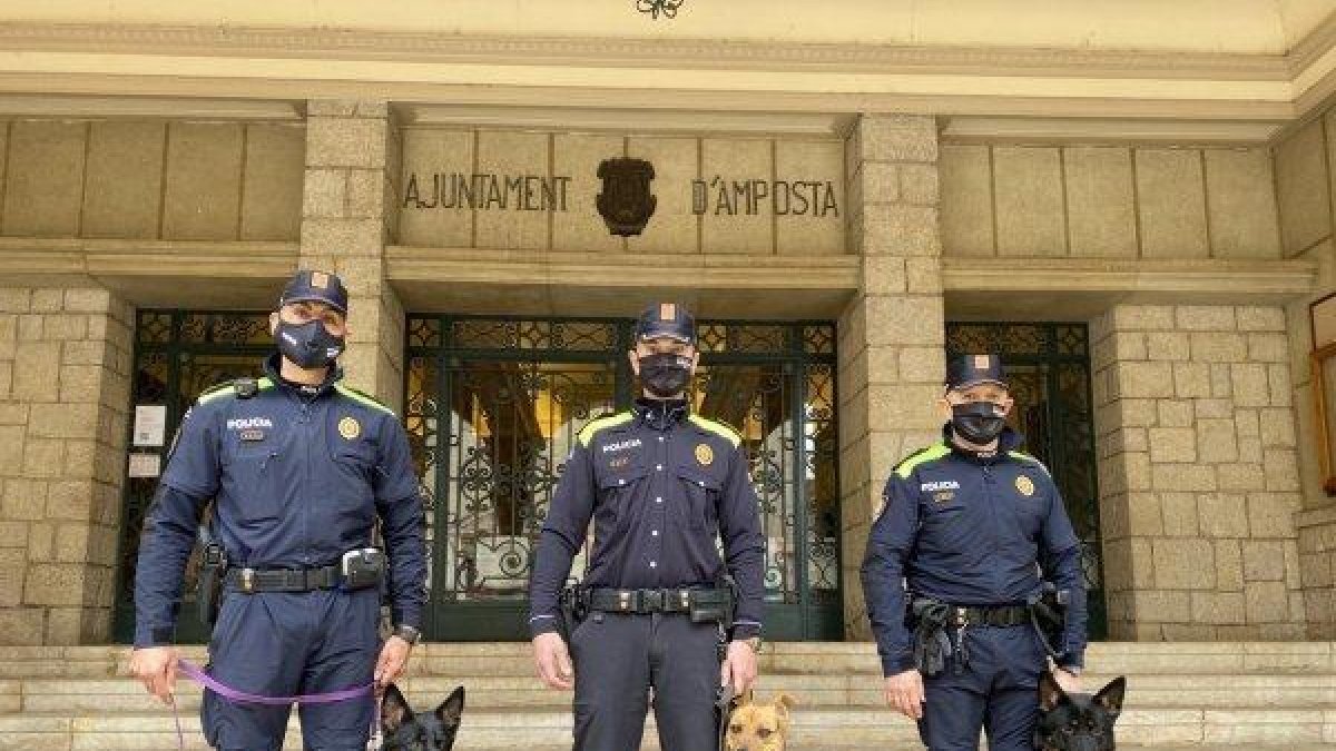 iVnyet, Gora y Black son los tres miembros de la nueva unidad canina de la Policía Local de Amposta.