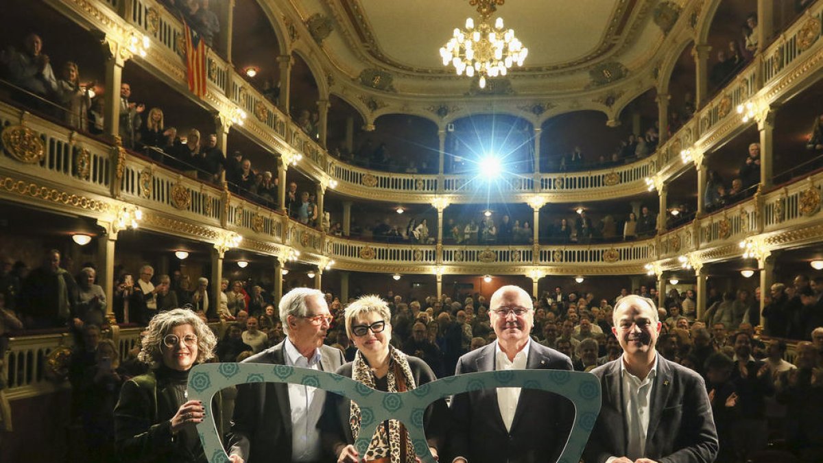 Vilella, Trias, Pallarès, Pellicer i Turull van parlar davant d'un Teatre Bartina ple de gom a gom.