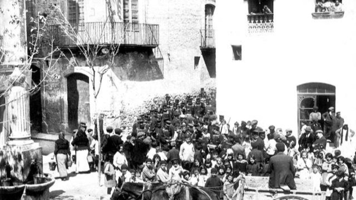 La plaça de la Font de Torredembarra a finals de la dècada de 1910.