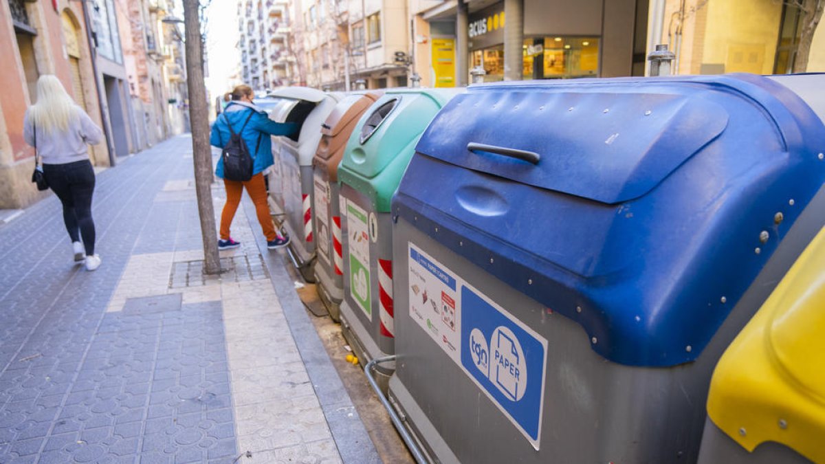 Imatge d'arxiu de l'illa de contenidors del carrer Gasòmetre de Tarragona.