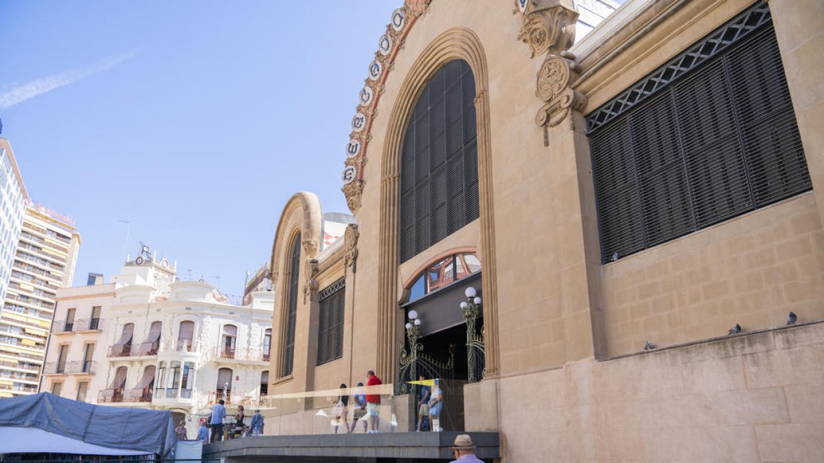 Els Mossos van acudor al Mercat Central de Tarragona per endur-se documentació de l'Empresa de Mercats, anteriorment Espimsa.