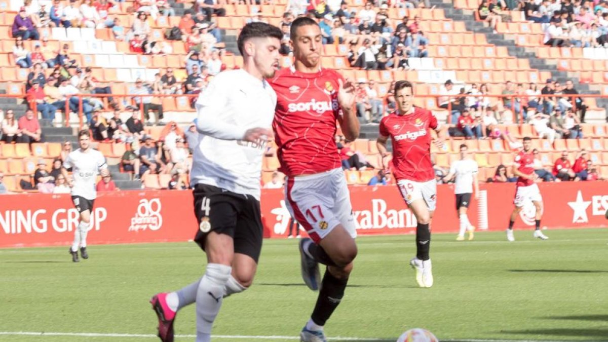 Pablo Fernández disputando la pelota a Montoro durante el partido de domingo contra el Real Unión.