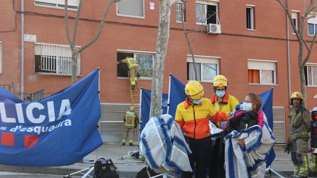 Imatge d'una veïna sent atesa en l'incendi d'un edifici de Rubí.