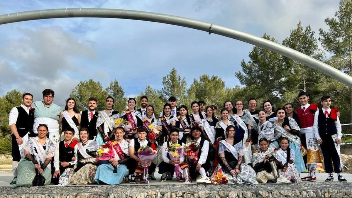 Imagen de las pubillas, hereus, fadrins y damas participantes en la jornada de los Pallaresos.