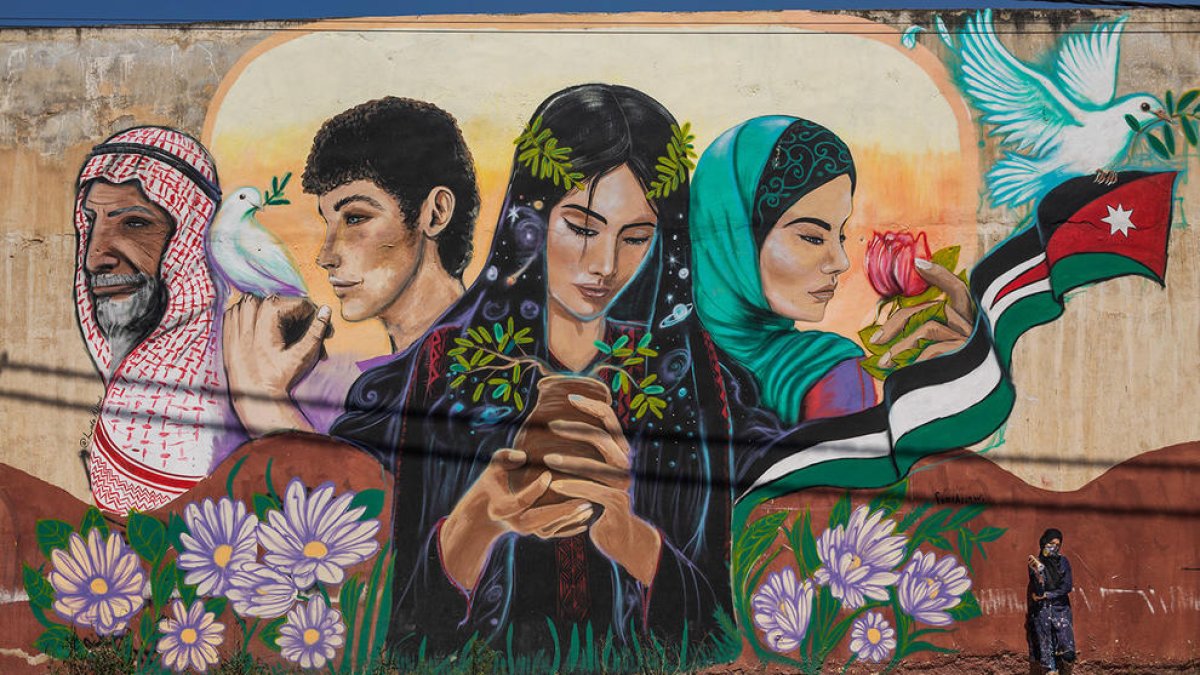 Imatge de l'activista Laila Ajjawi amb una de les seves pintures.