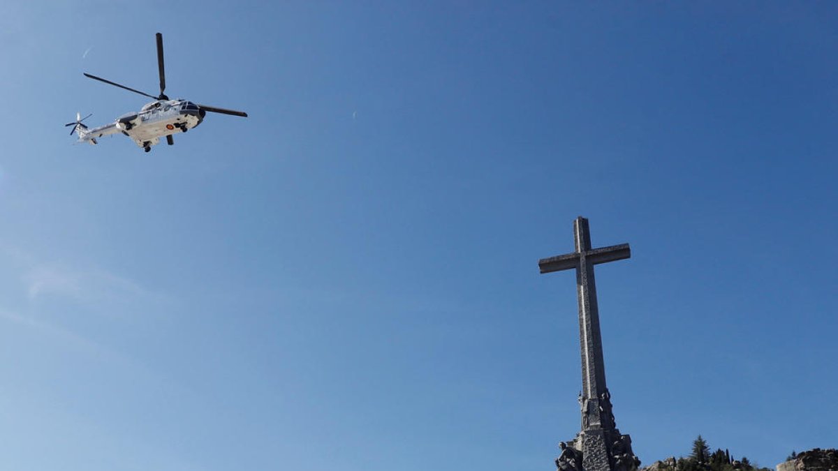 L'helicòpter sobrevola el Valle de los Caídos cap al cementiri de Mingorrubio el 24 d'octubre del 2019.