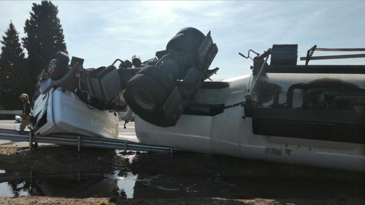 Imatge del camió accidentat a l'AP-7 a l'Aldea.