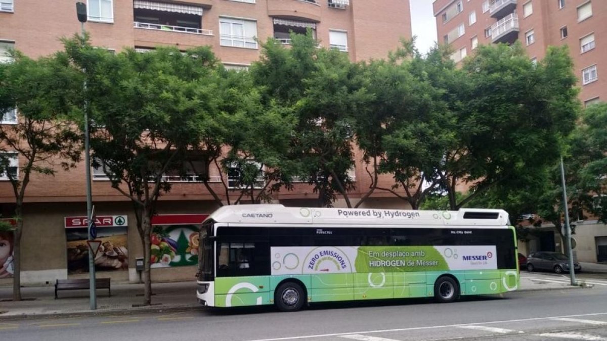 Imatge d'arxiu d'un autobús impulsat per pila d'hidrogen realitzant un assaig de circulació pels carrers de Tarragona.