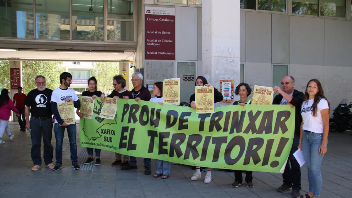 Miembros de la Plataforma Detenemos Hard Rock sujetando una pancarta en contra del macrocomplejo de Hard Rock.