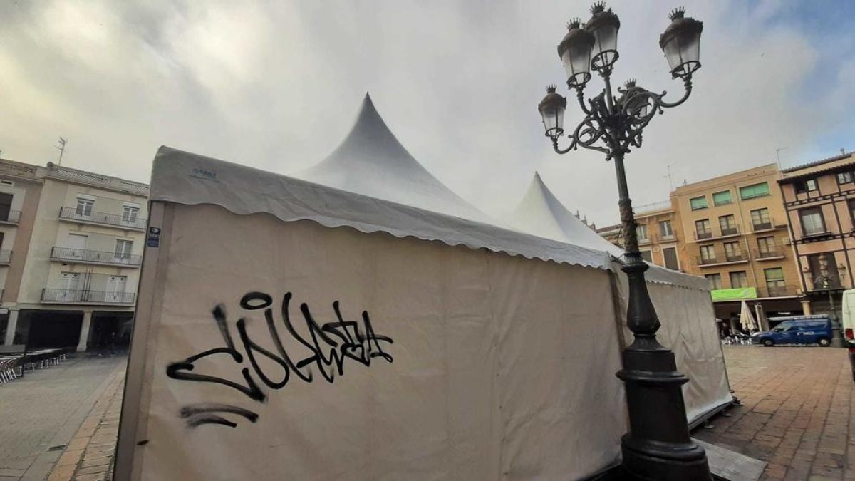 Imatge d'una de les pintades que ha fet l'autor en una de les carpes preparades per Sant Jordi a la plaça del Mercadal.