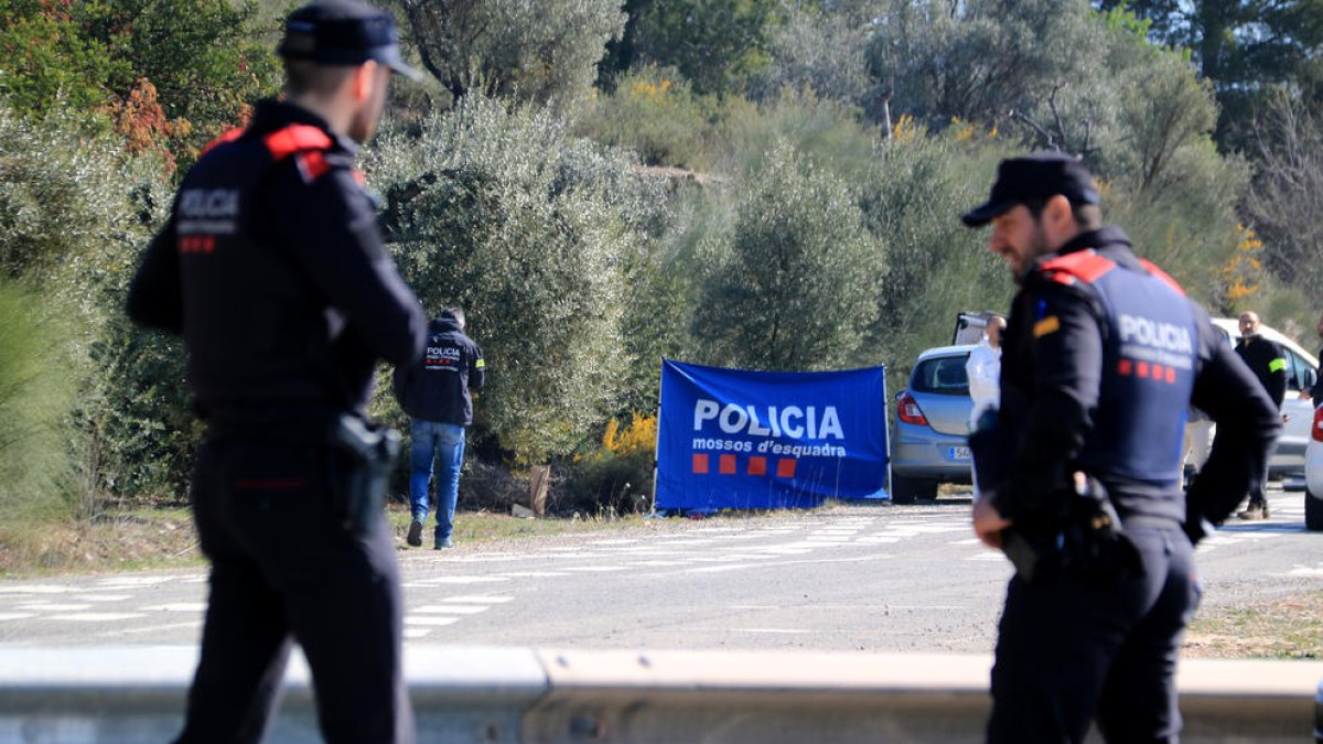 Dos agentes de los Mossos custodian la zona donde apareció una chica muerta en Móra la Nova.