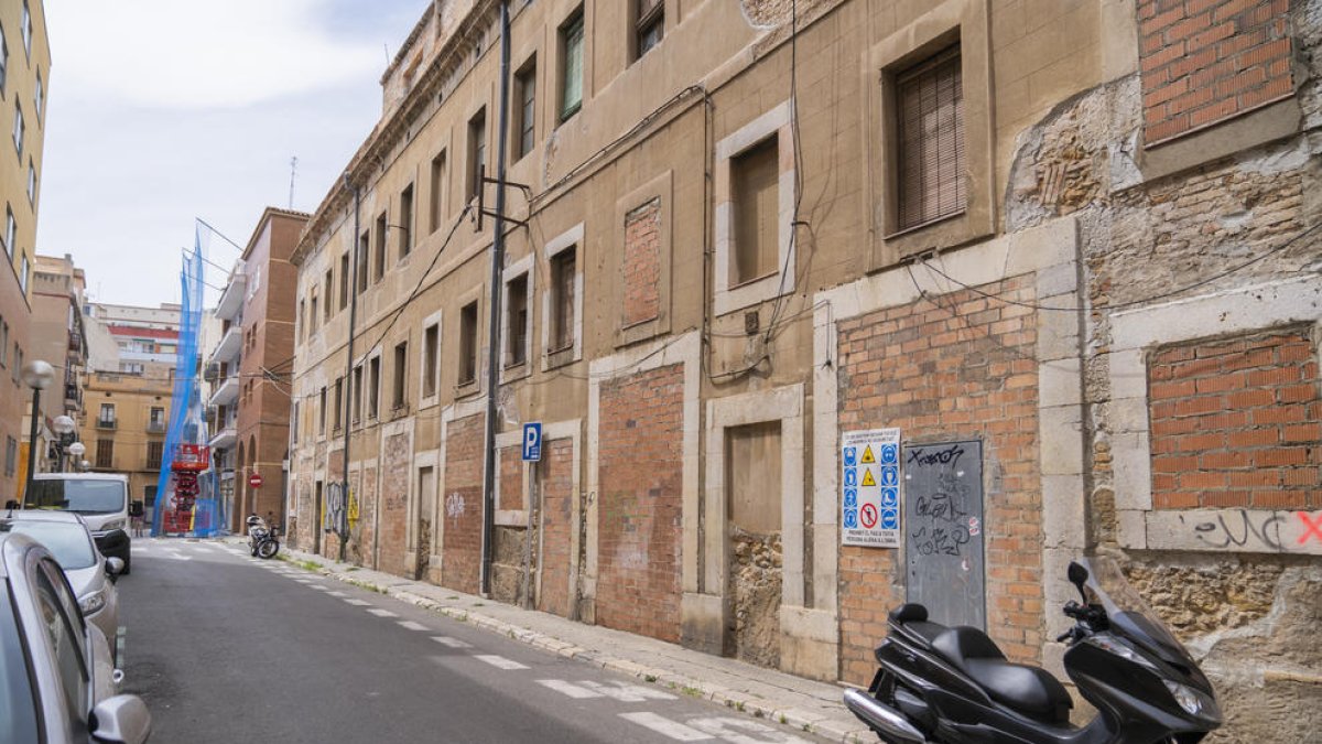 L'edifici del carrer de Santiyán, 8 va ser un convent, una escola i una caserna de la policia.