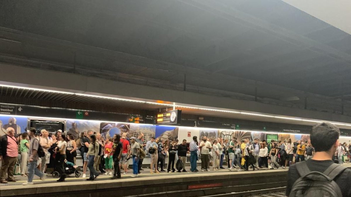 Les andanes de l'estació de Passeig de Gràcia no paraven d'acumular gent esperant el seu tren, com el cas de Juan Carlos Martínez.