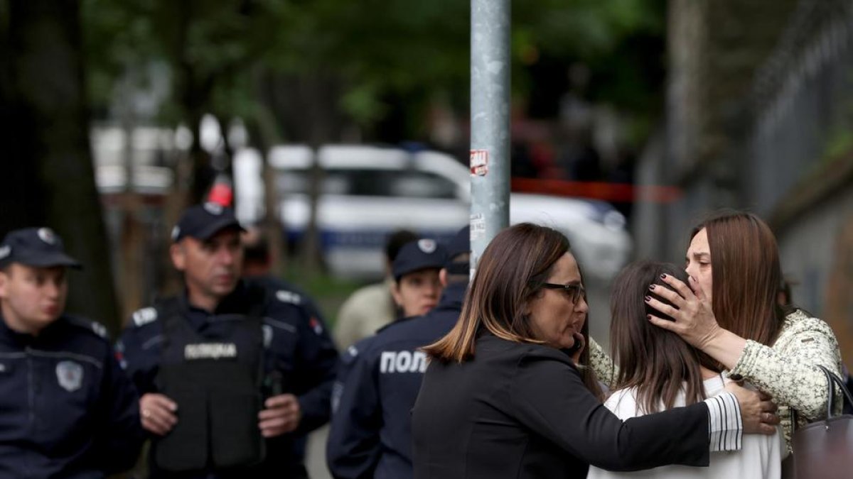 Unes professores consolen els estudiants a prop de l'escola primària Vladislav Ribnikar a Belgrad, Sèrbia.