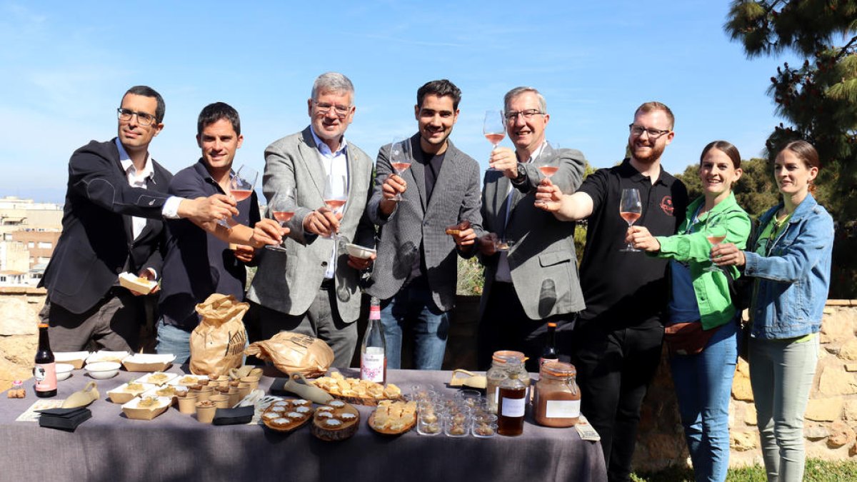 El alcalde Pau Ricomà, y el presidente de la asociación Tarraco en Mesa, Moha Quach, brindando con algunos de los participantes del festival.