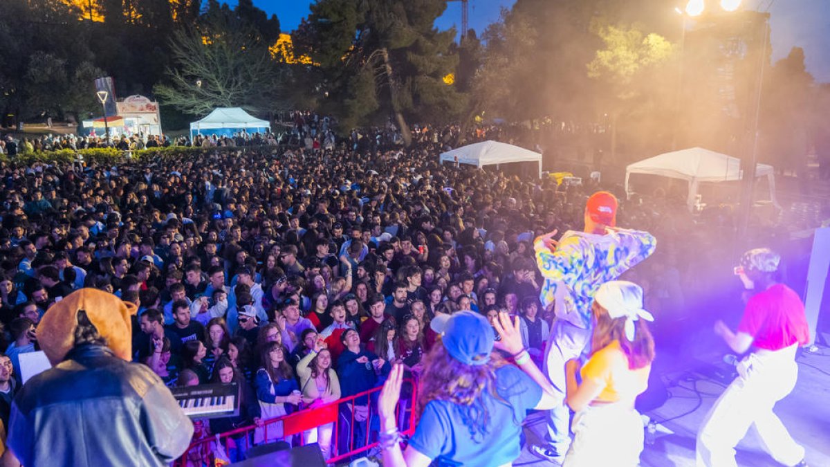 Imatge d'un grup d'estudiants amb samarretes a joc durant la celebració de la festa al Camp de Mart.