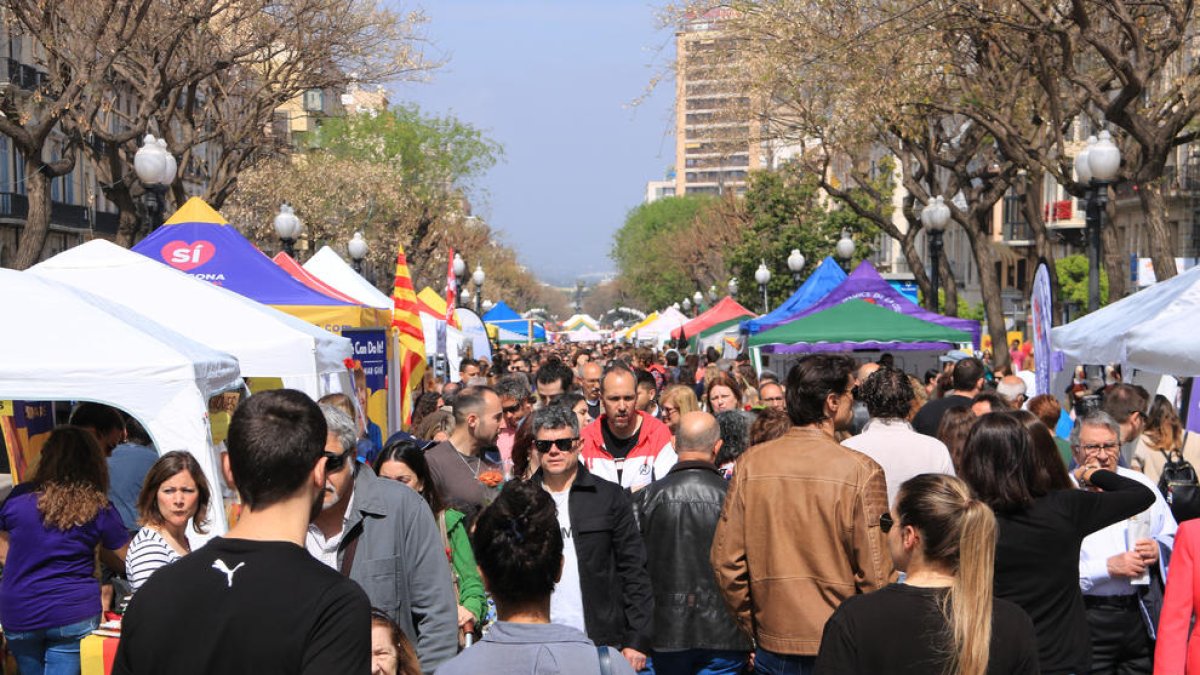 L'ambient a la Rambla nova durant la Diada de Sant Jordi.