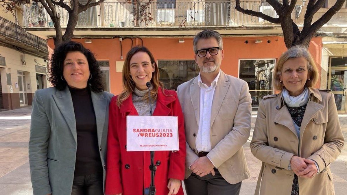 Anabel Martínez, Manel Muñoz i Pilar López juntament amb Sandra Guaita, alcaldable del PSC a Reus, durant la seva presentació.