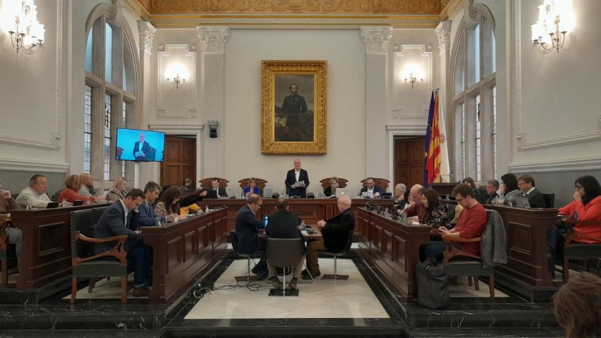 Imagen del pleno del Ayuntamiento de Reus de aprobar la nombración de Josep Murgades como hijo ilustre de la ciudad.