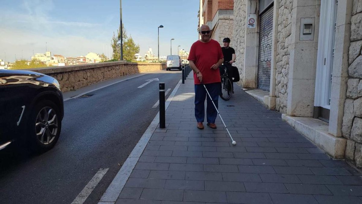 Juan Manuel Espinosa caminant pel carrer Pont d'Icart, que és de plataforma única.