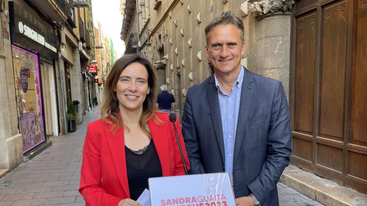Sandra Guaita amb Josep Baigues després de presentar les propostes per potenciar el comerç local.