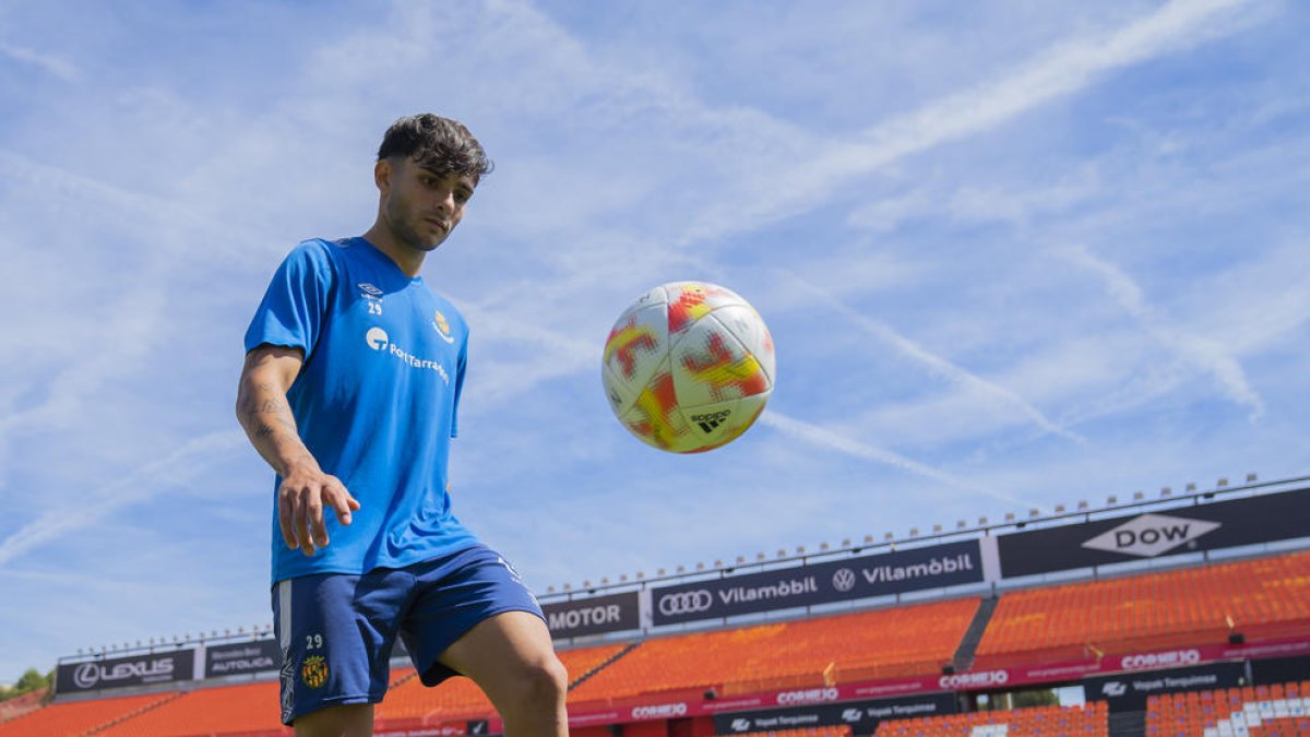 L'extrem Marc Álvarez sobre la gespa del Nou Estadi Costa Daurada, ahir.