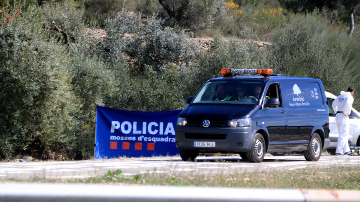 El vehicle funerari marxa del lloc