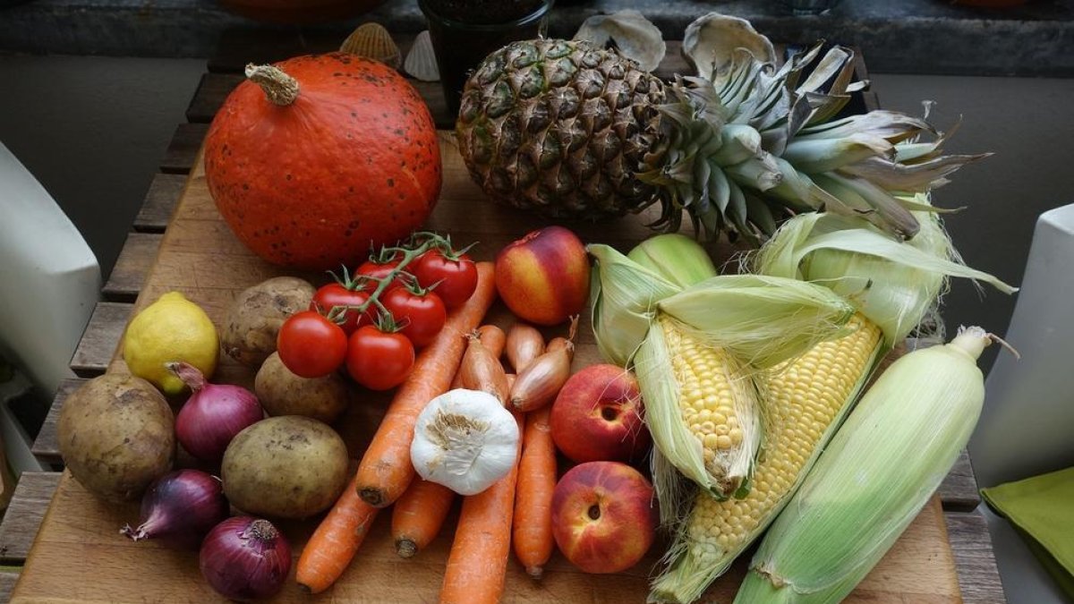 Tabla con alimentos ricos en fibra.