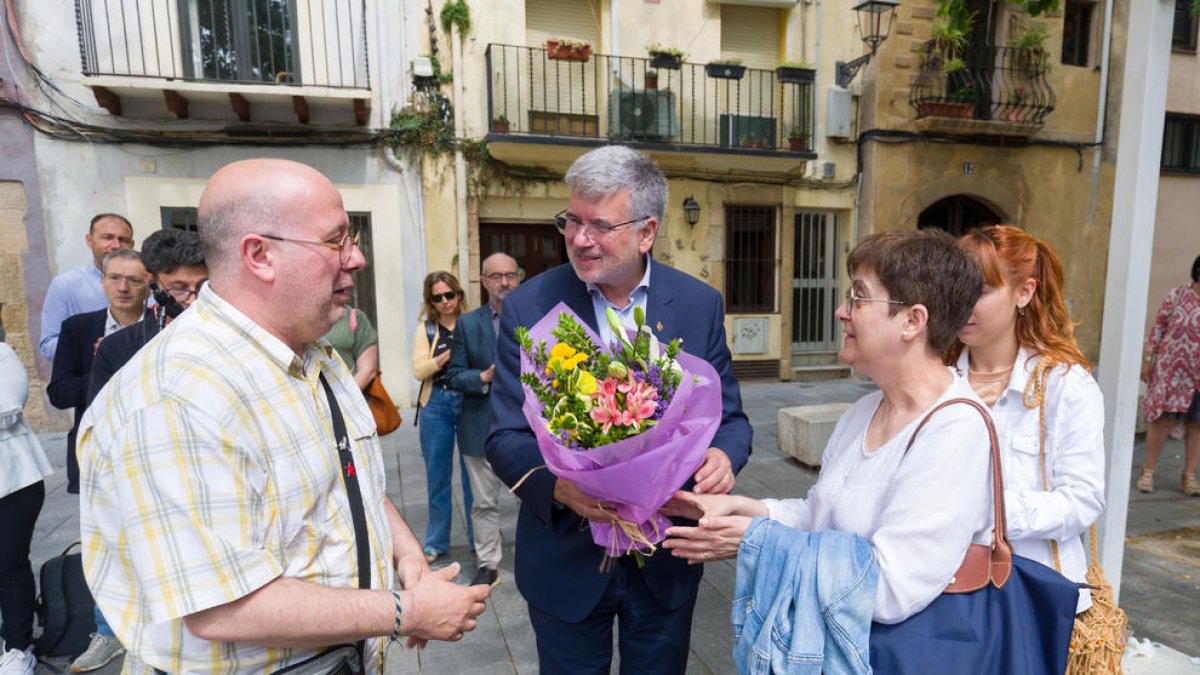 Imatge de l'acte de col·locació de les darreres llambordes per homenatjar els tarragonins deportats.