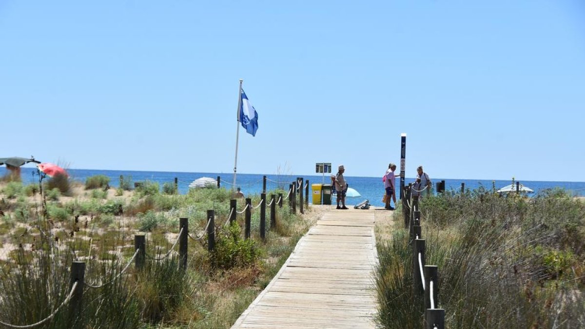 Imatge d'arxiu de la bandera blava a la platja dels Muntanyans de Torredembarra.