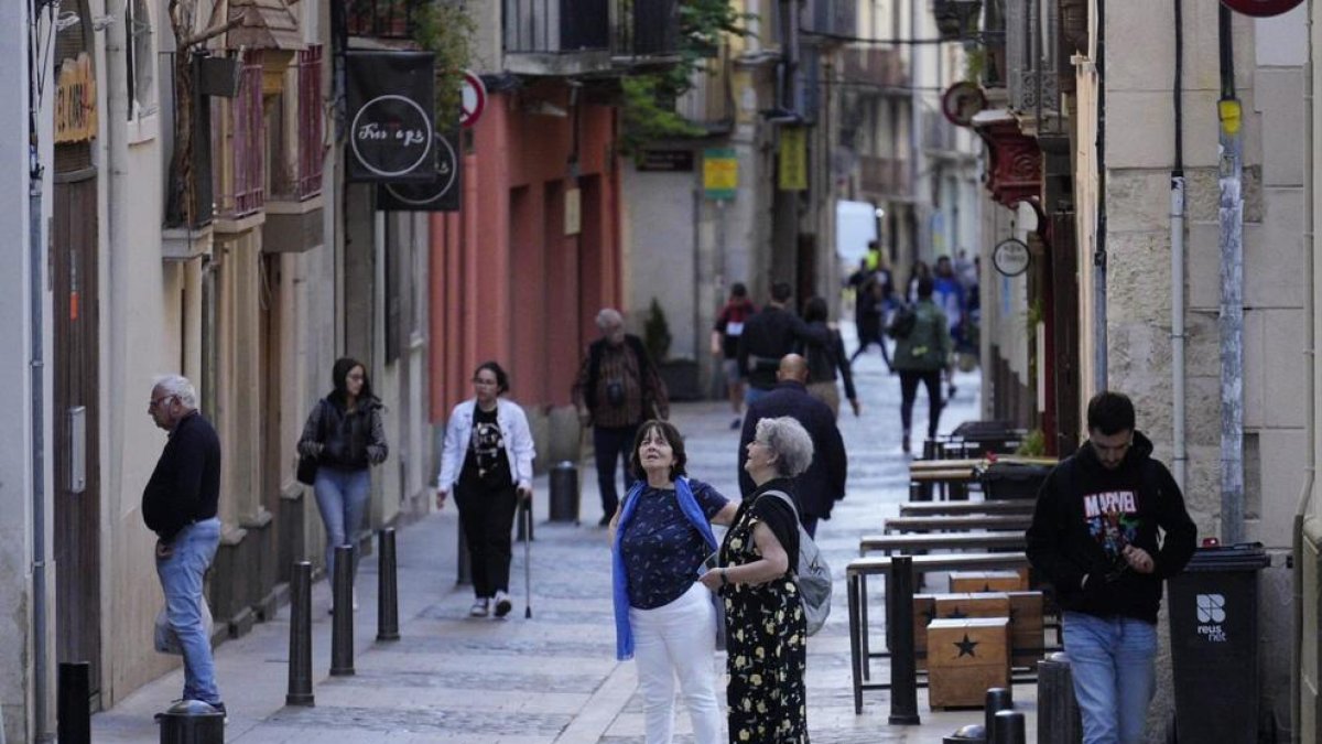 Gent passejant pels carrers cèntrics de la ciutat.