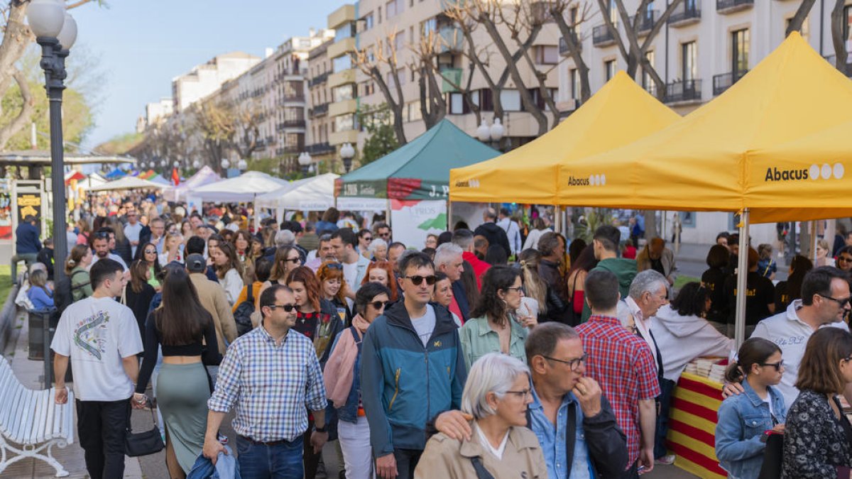 La Rambla Nova es va emplenar de gom a gom per a celebrar la diada de Sant Jordi.