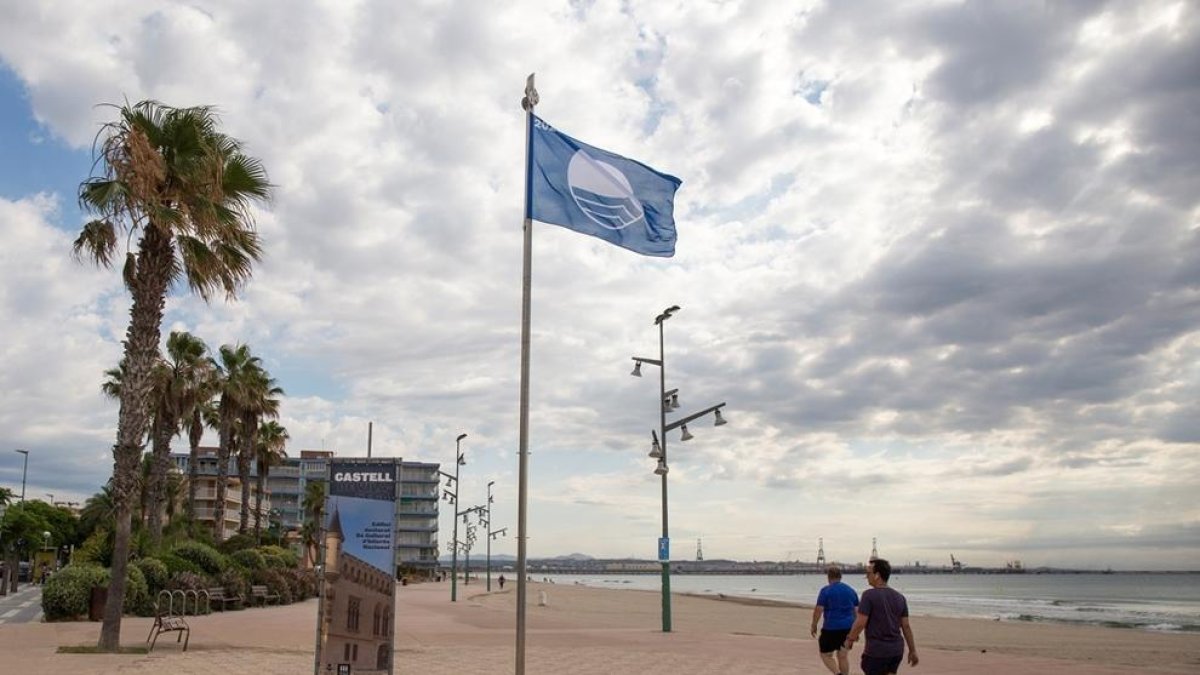 La platja de la Pineda fa 24 anys que compta amb el distintiu de Bandera Blava.