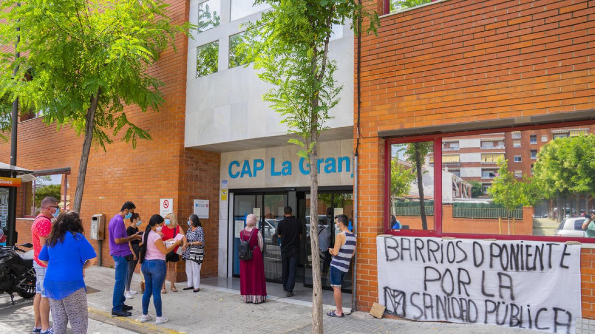 Imatge d'arxiu de l'entrada del CAP la Granja, amb diferents usuaris fent cua durant la pandèmia.