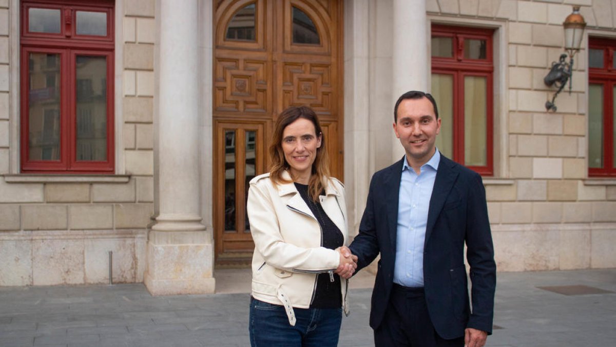 Sandra Guaita i Daniel Rubio, durant la compareixença a la plaça del Mercadal.