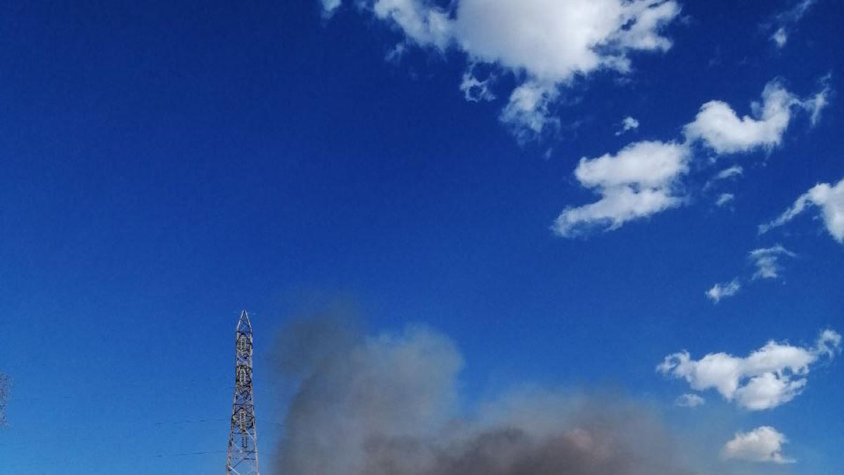 Els Bombers han pogut controlar el foc abans de que arribés a zones més perilloses.